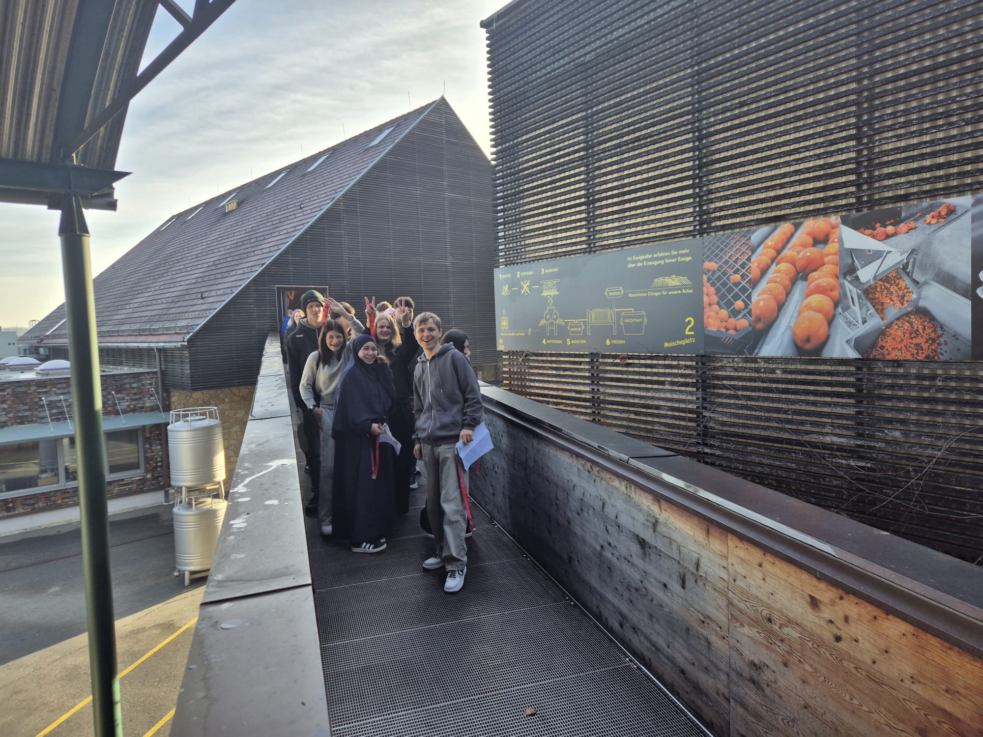 SchülerInnen in der Manufaktur Gölles SchülerInnen in der Manufaktur Gölles