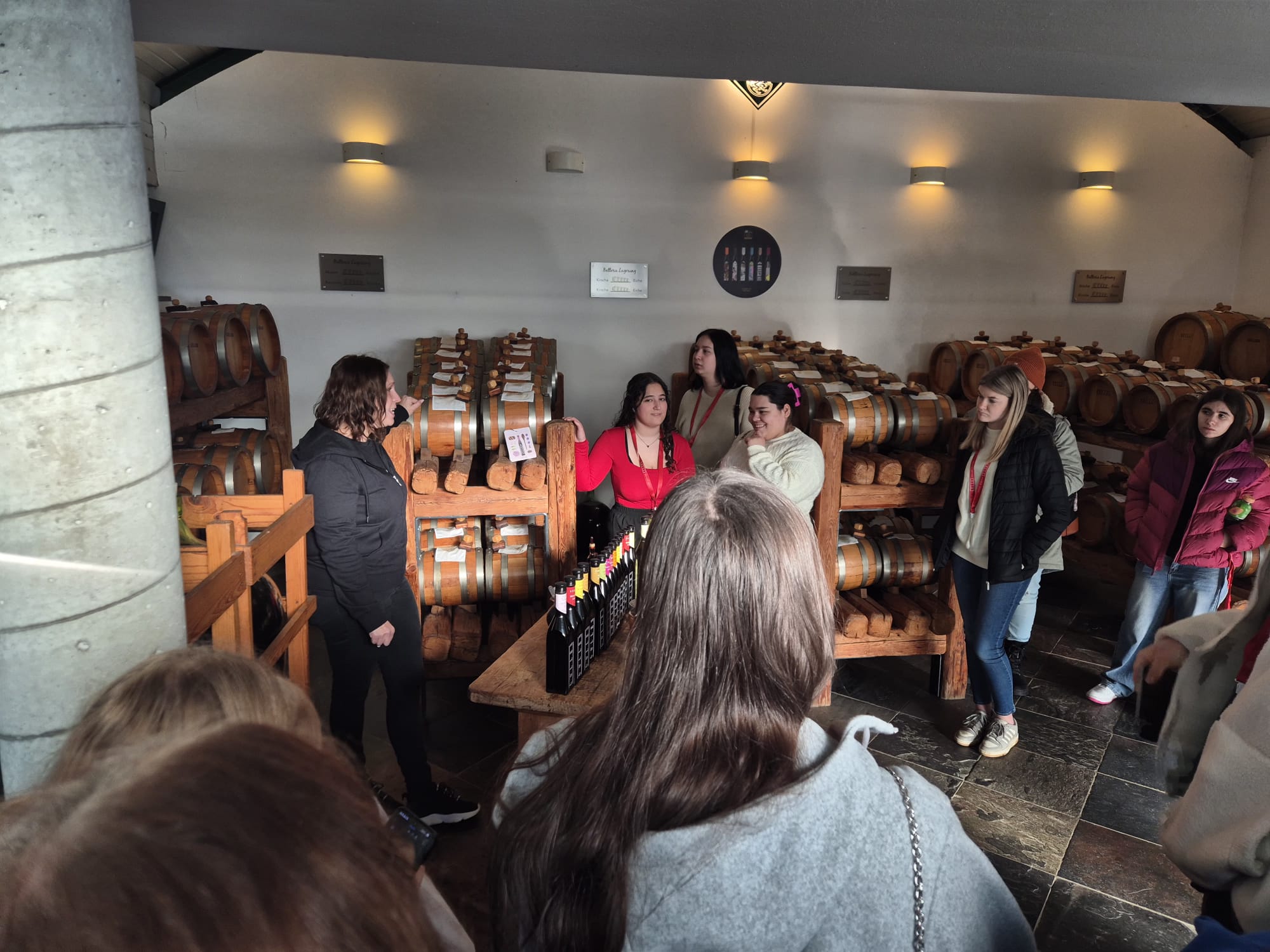 SchülerInnen in der Manufaktur Gölles SchülerInnen in der Manufaktur Gölles