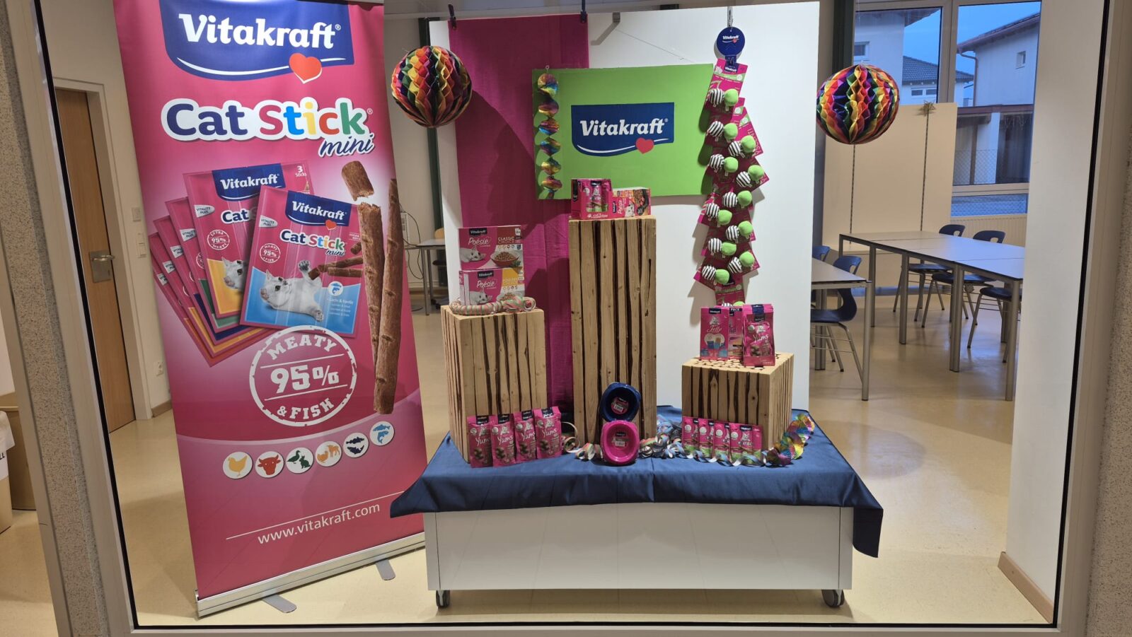 Vitakraft-Produktspende: Faschingsstimmung im Schaufenster