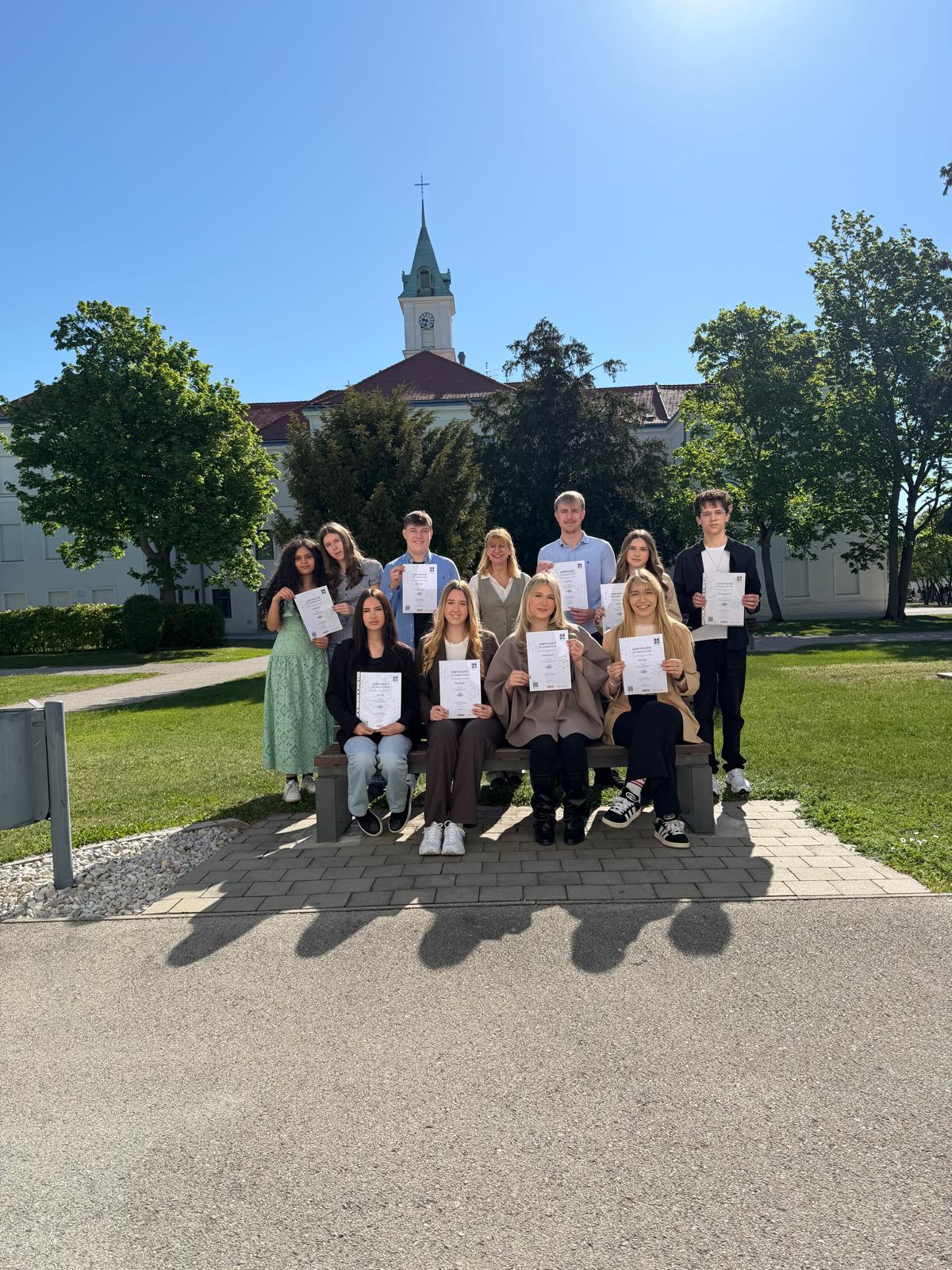 Erfolgreiche Unternehmerführerschein-Prüfung der 1. Bürokauffrau/mann-Klasse