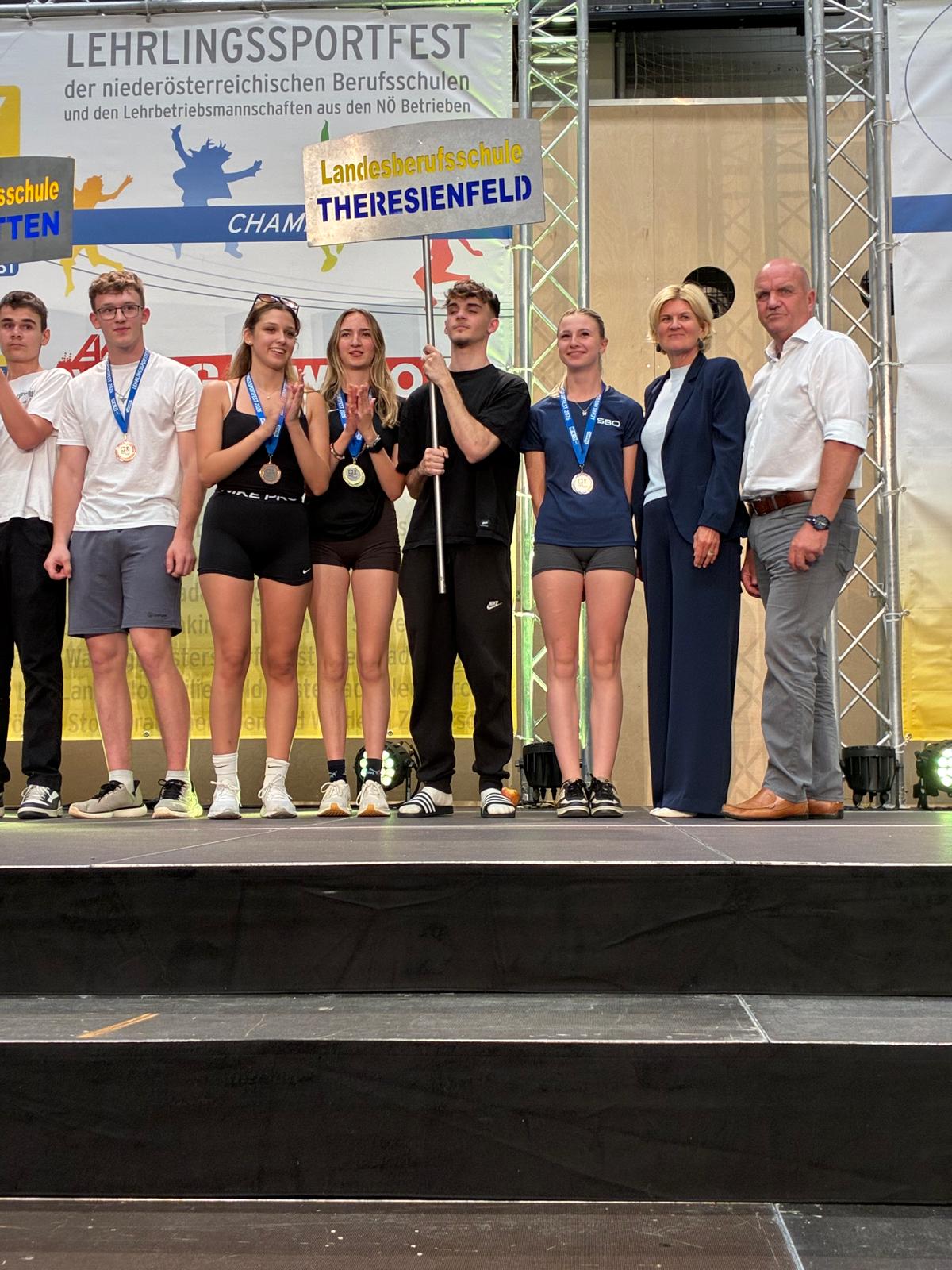 Lehrlingssportfest_3 Preisverleihung beim NÖ Lehrlingssportfest mit Schüler:innen der Landesberufsschule Theresienfeld auf der Bühne.