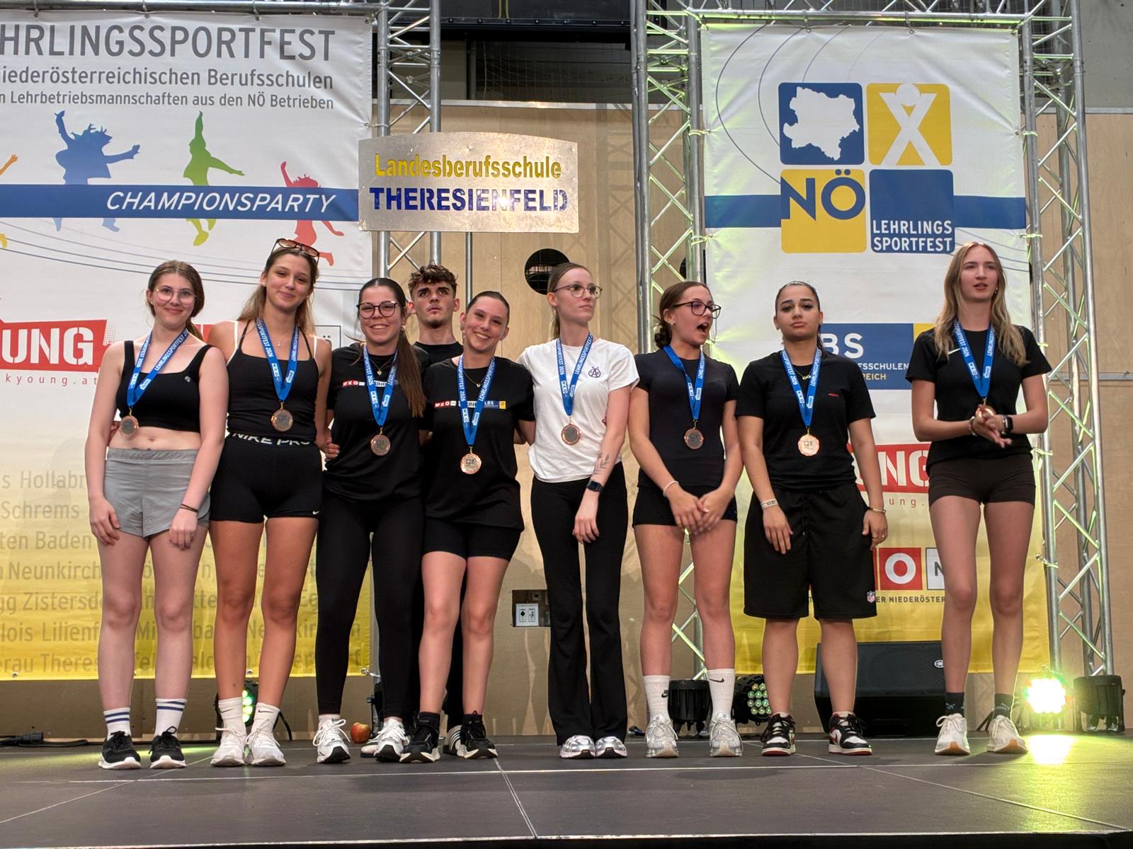 Lehrlingssportfest_4 Preisverleihung beim NÖ Lehrlingssportfest mit Schüler:innen der Landesberufsschule Theresienfeld auf der Bühne.