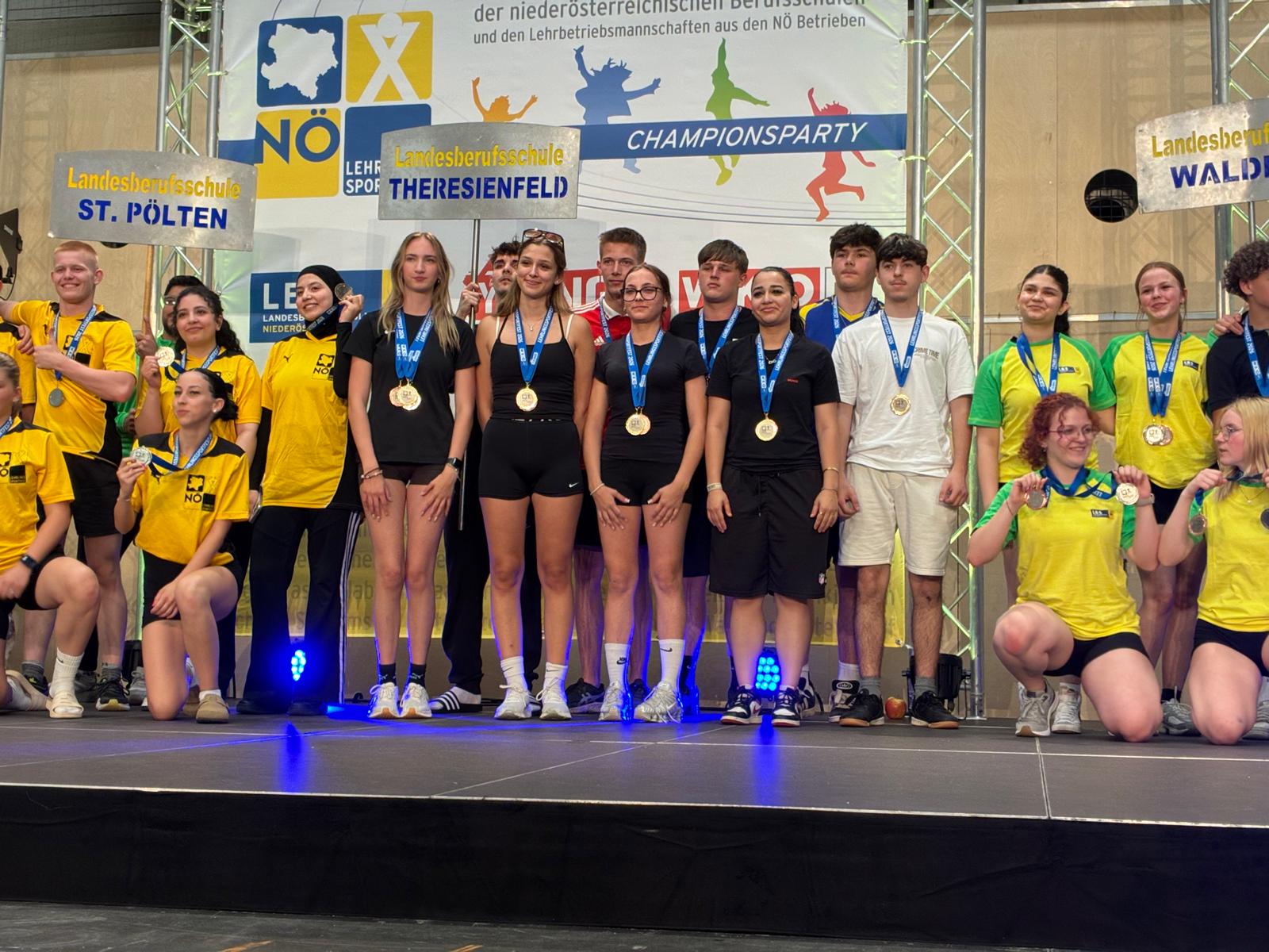 Lehrlingssportfest_5 Preisverleihung beim NÖ Lehrlingssportfest mit Schüler:innen der Landesberufsschule Theresienfeld auf der Bühne.
