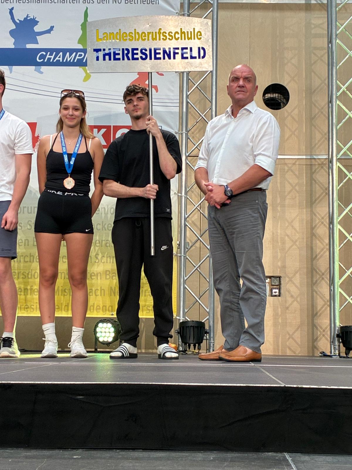 Lehrlingssportfest_2 Preisverleihung beim NÖ Lehrlingssportfest mit Schüler:innen der Landesberufsschule Theresienfeld auf der Bühne.