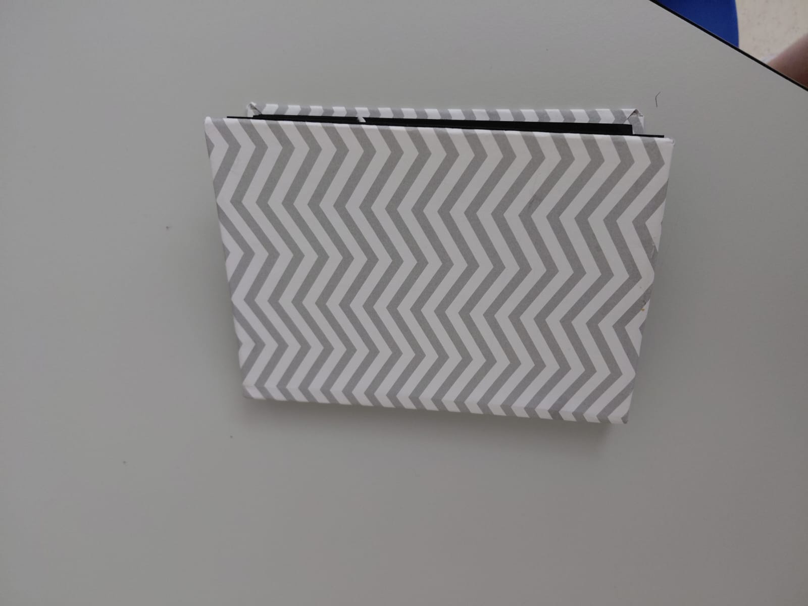 Workshop "Buchbinden" Ein kleines Büchlein mit Zickzackmuster-Buchdeckel.