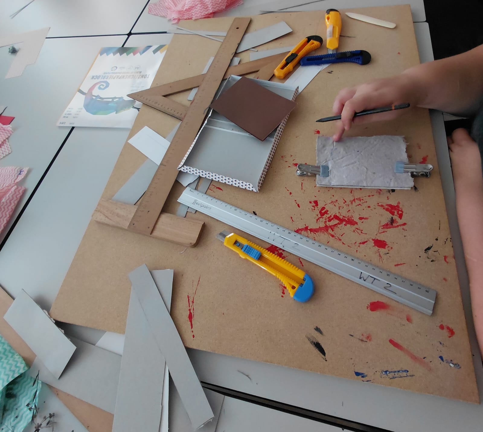 Kreatives Handwerk im Fokus Teil 2: Buchbinde-Workshop der PA-Klassen