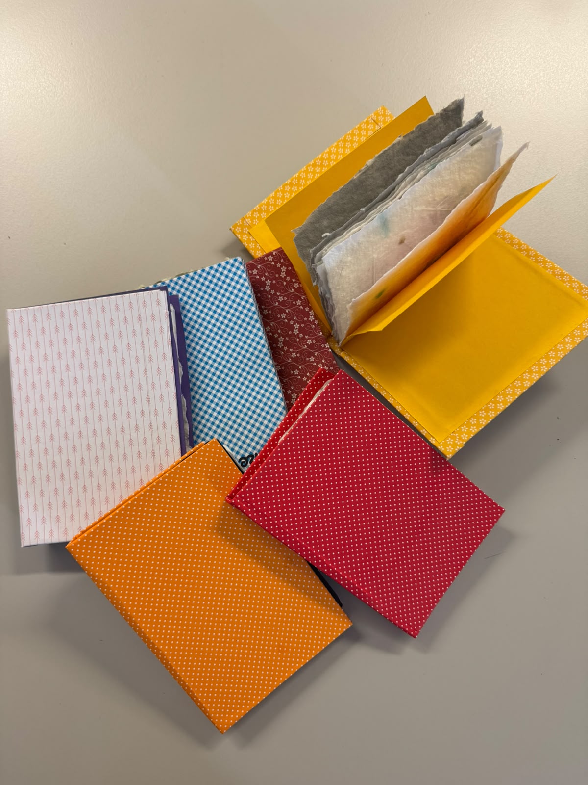 Workshop "Buchbinden" Fünf handgebundene kleine Büchlein in bunten Farben.