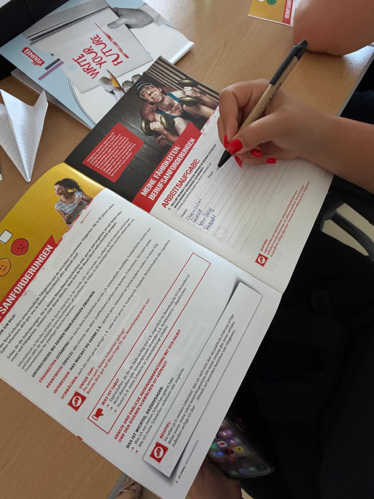 Workshop_AK_Bewerbung_3 Person füllt in einem Bewerbungstraining ein Arbeitsblatt zu Fähigkeiten und Anforderungen aus.