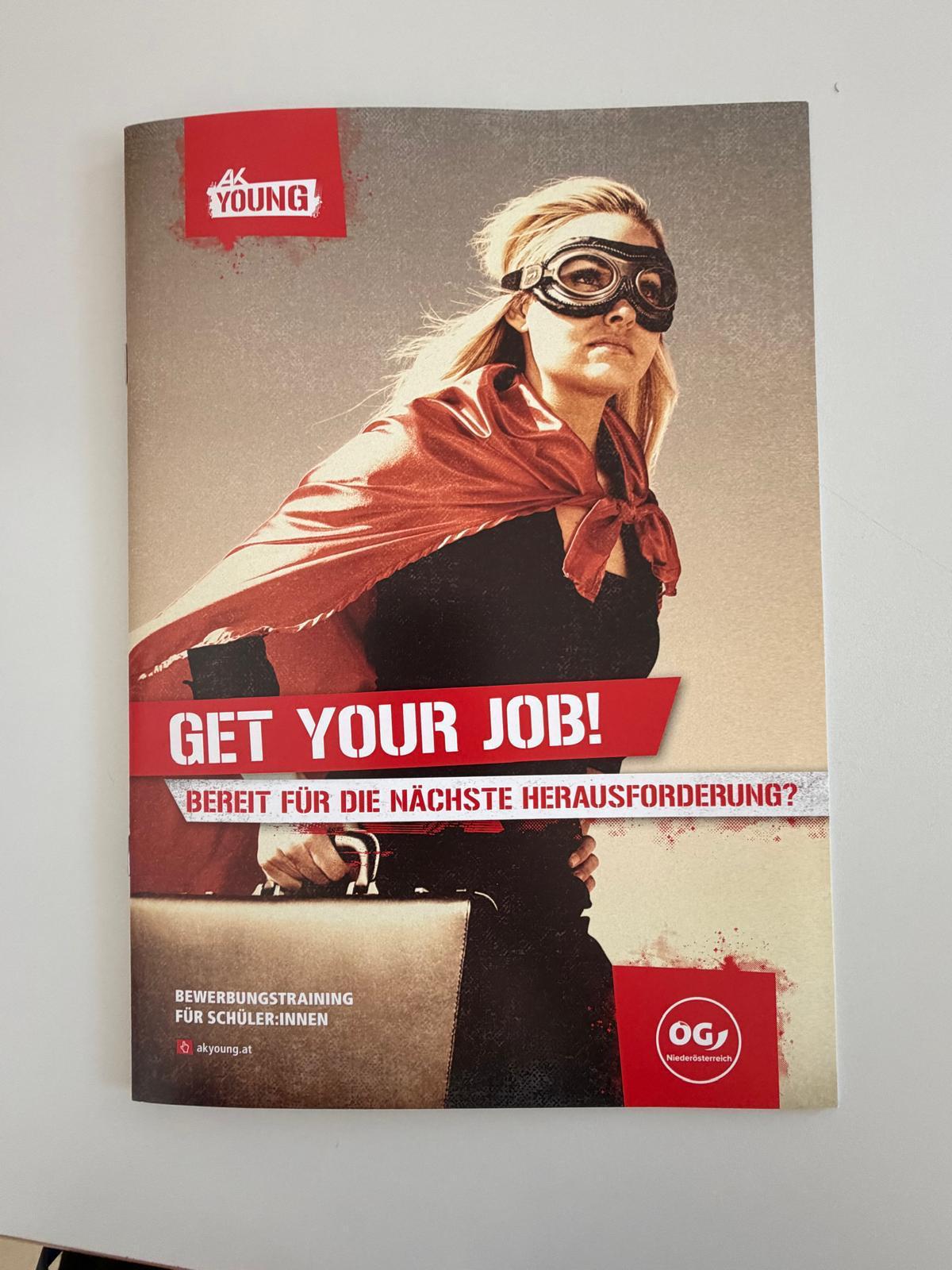 Workshop_AK_Bewerbung_2 Cover eines Magazins über Bewerbungstraining für Schülerinnen und Schüler mit einer als Superheldin dargestellten Person und dem Schriftzug „Get your job!“.