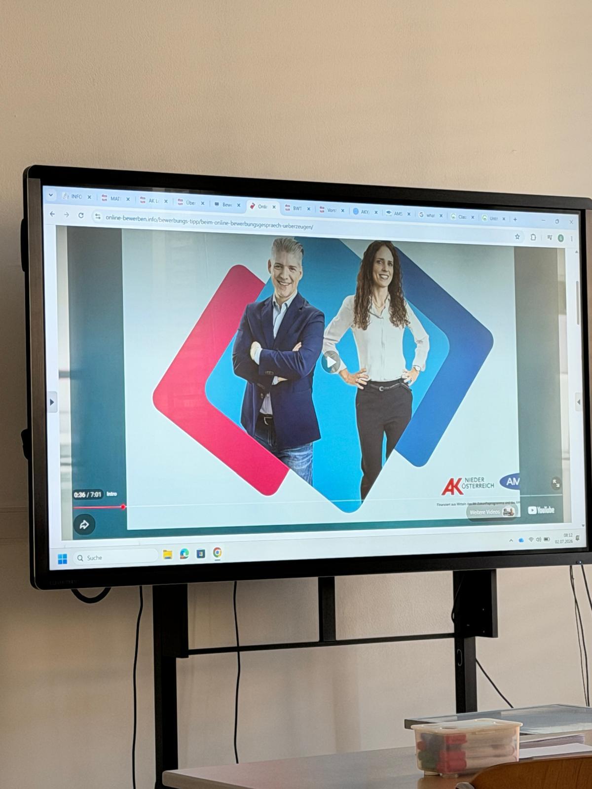 Workshop_AK_Bewerbung_10 Präsentation eines Videos zum Bewerbungsgespräch auf einem Bildschirm im Klassenzimmer.