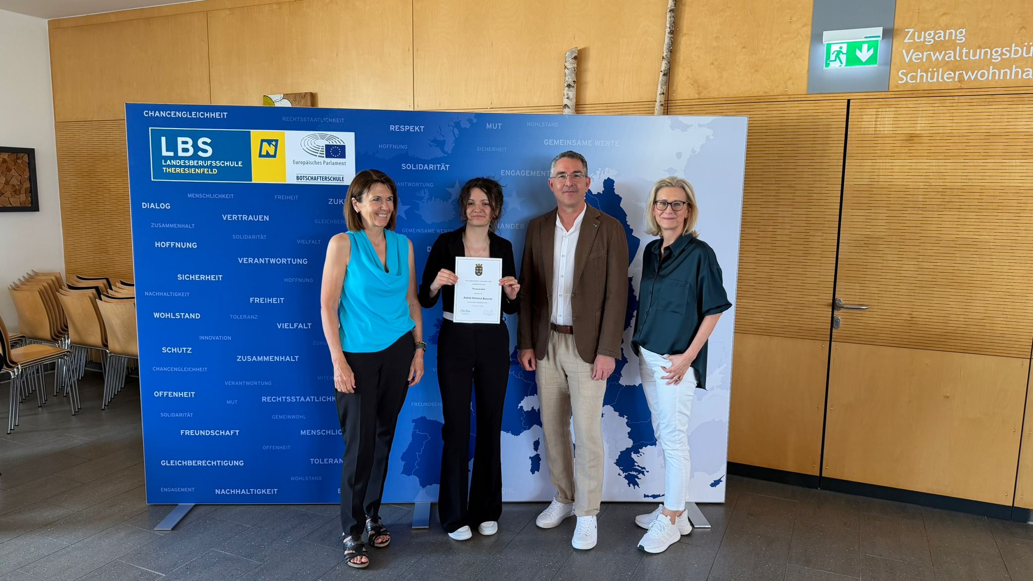 Diplomverleihung 3LH5 (KV Dipl.-Päd. Michaela Daxbeck, BEd MEd) Diplomverleihung 3LH5 (KV Dipl.-Päd. Michaela Daxbeck, BEd MEd)