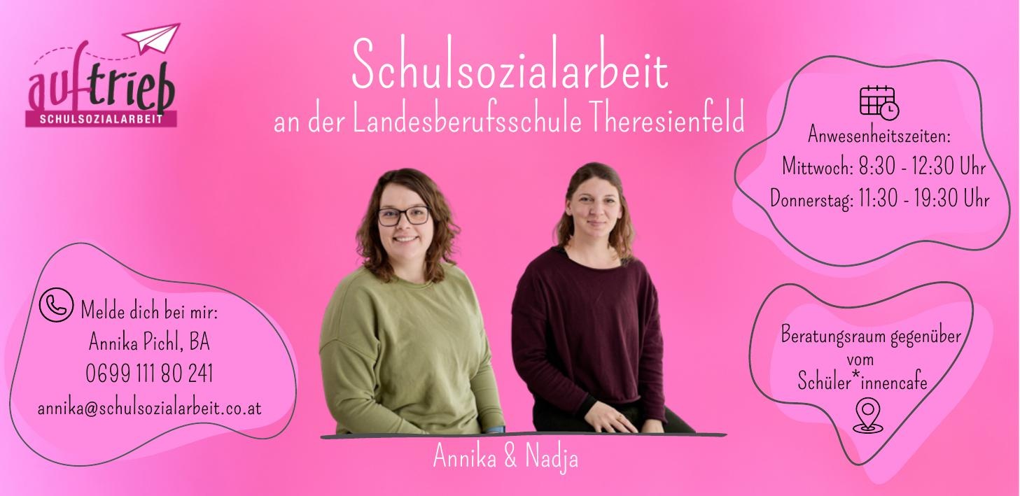 Aushang in Plakatform mit pinkem Hintergrund. Auftrieb Schulsozialarbeit an der Landesberufsschule Theresienfeld. Annika und Nadja als Foto und die Anwesenheitszeiten Mittwochs und Donnerstags im Beratungsraum gegenüber vom Schüler:innencafe.