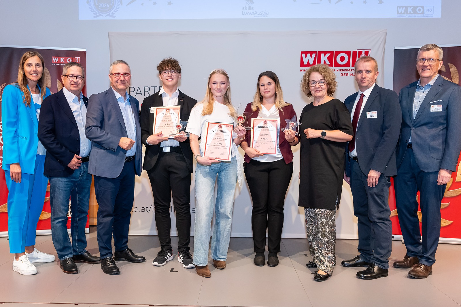 Preisträgerinnen und Preisträger mit Laudatoren bei WKO-Veranstaltung in Niederösterreich