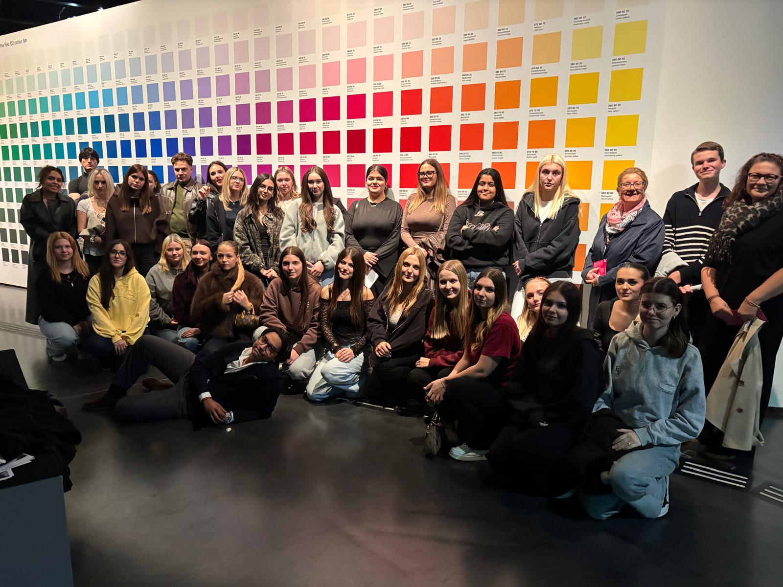 Besuch der Ausstellung „Farbenspiel – Mode aus 4 Jahrhunderten“